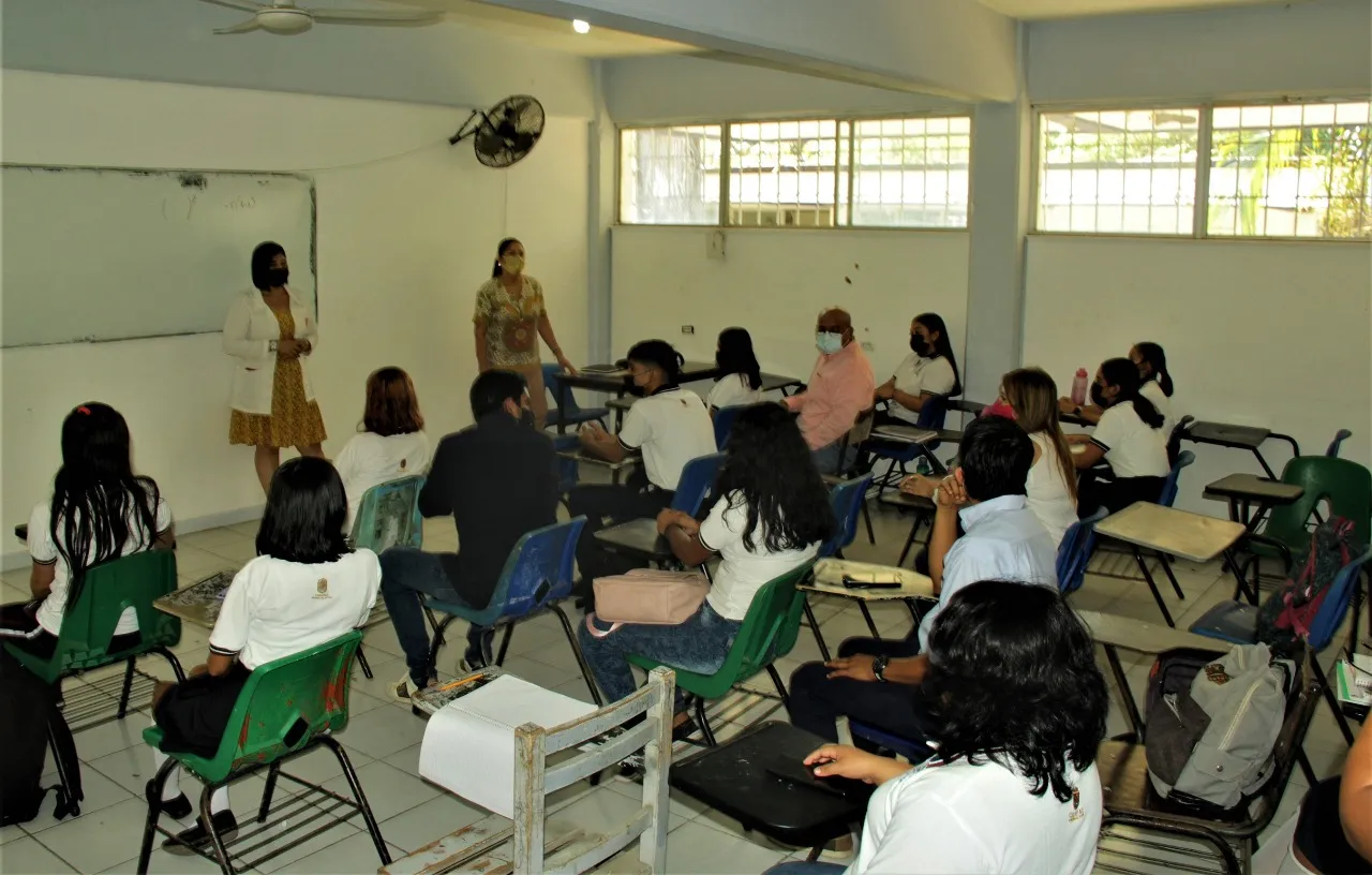 SE IMPARTEN PLÁTICAS PARA APOYAR EL DESARROLLO EDUCATIVO DE JÓVENES EN TAPACHULA