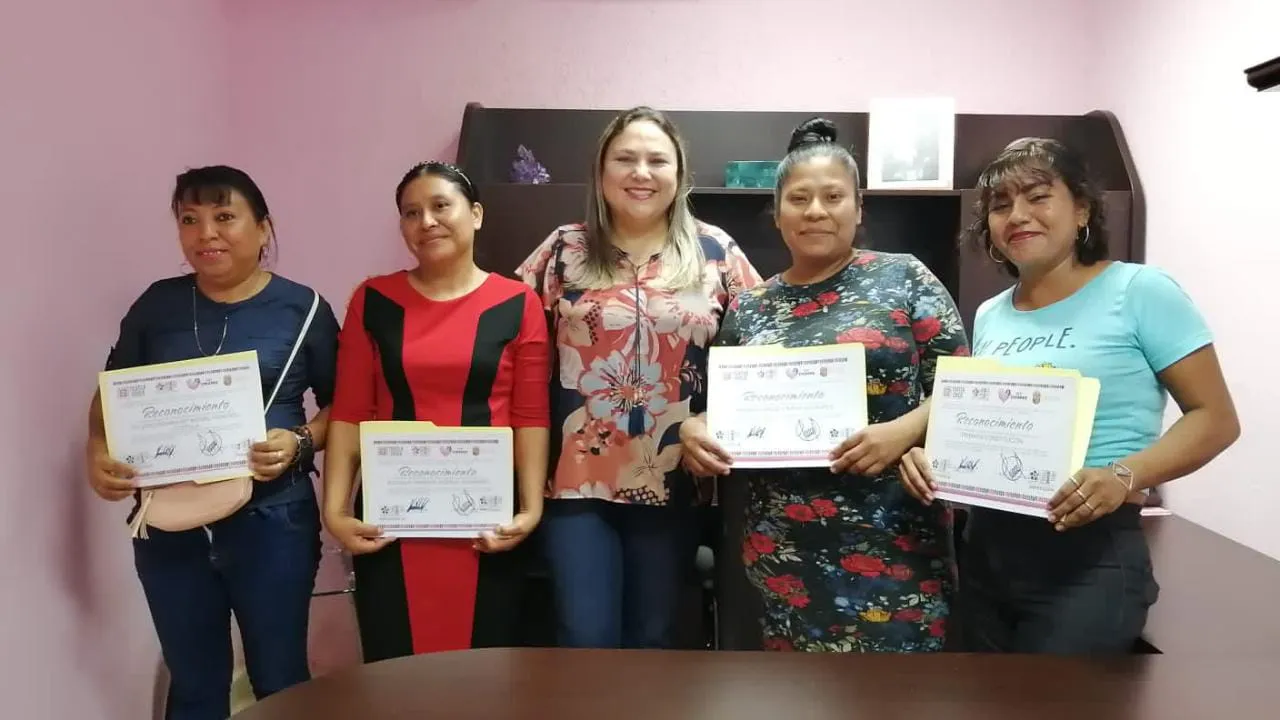 Karla del Toro entrega reconocimientos a Comités de “Barriguita Llena Corazón Contento de Regreso a Casa”