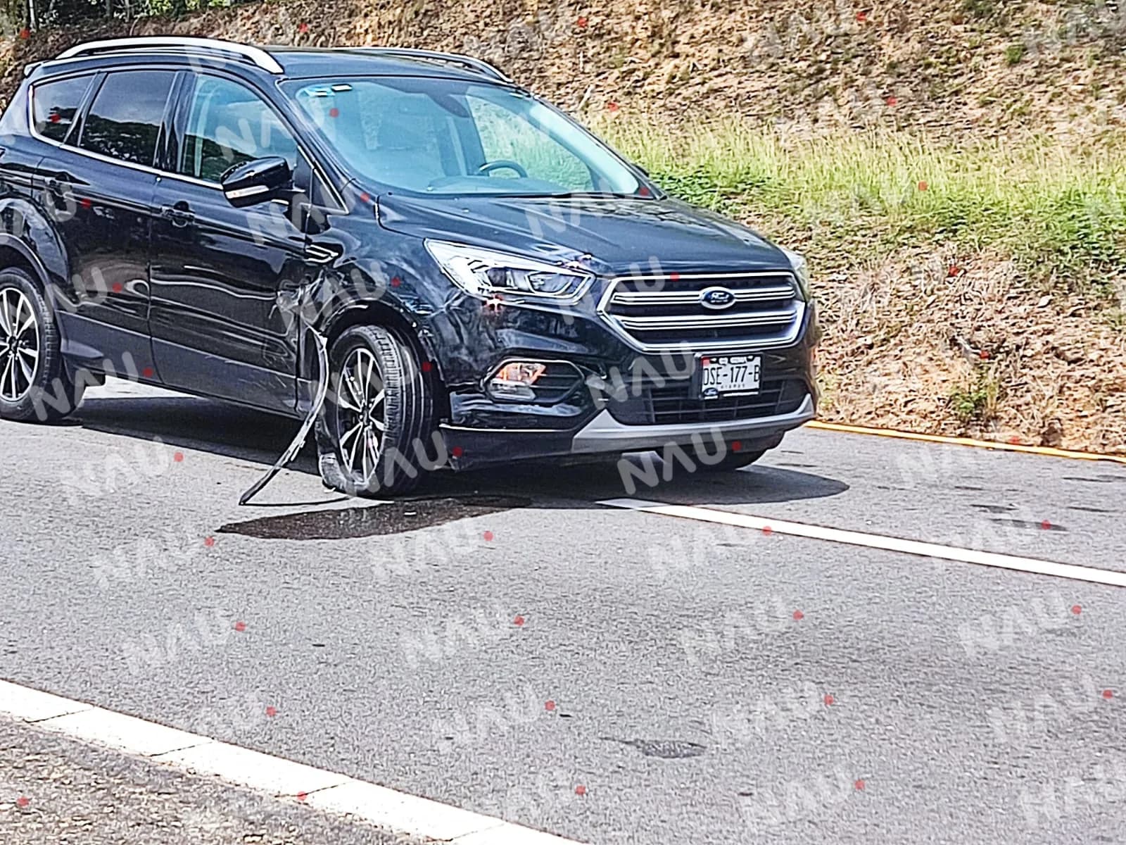 Motocilista impacta a vehículo al rebasarlo