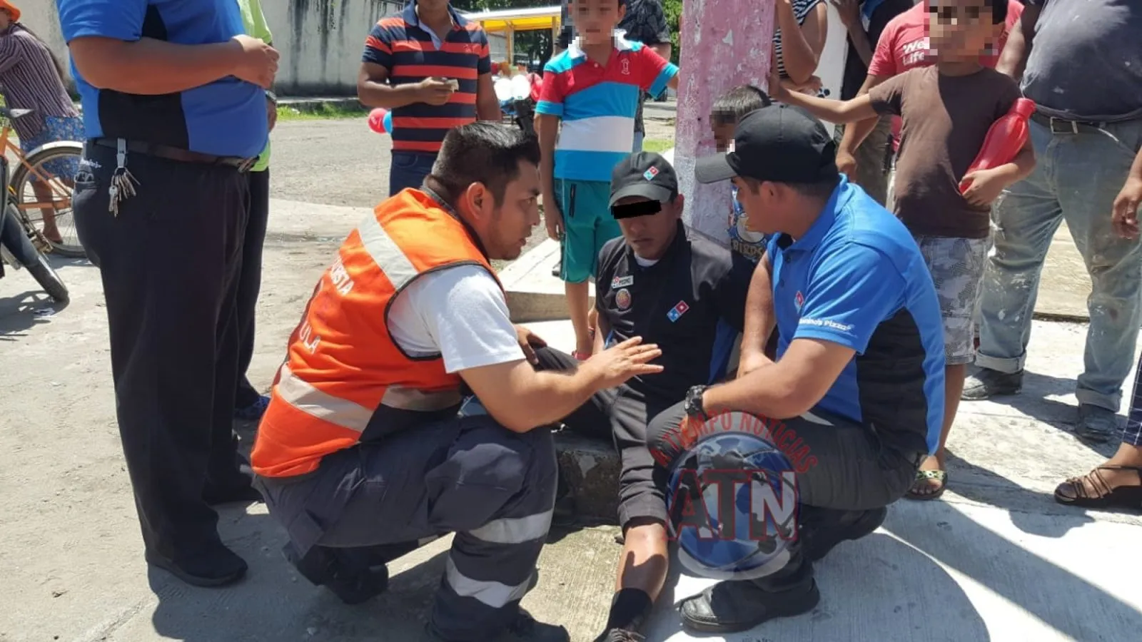 Joven repartidor de pizzas derrapa