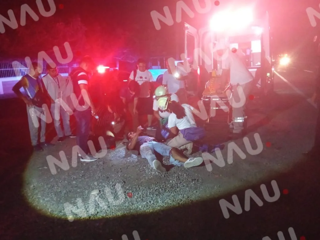Atiende PC a motociclista que derrapó en la carretera Puerto Madero Tapachula