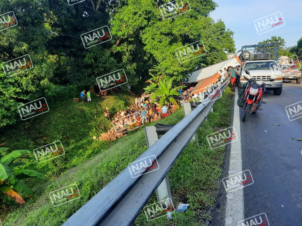 Vuelca tráiler cargado de cerveza.