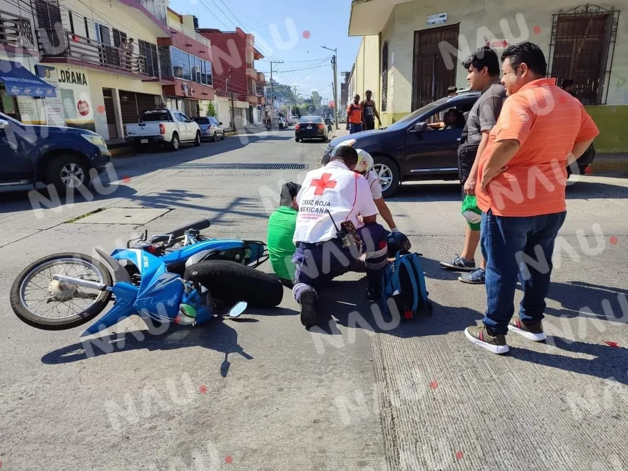 Motociclista queda con lesiones leves al ser impactado por conductora de un vehículo