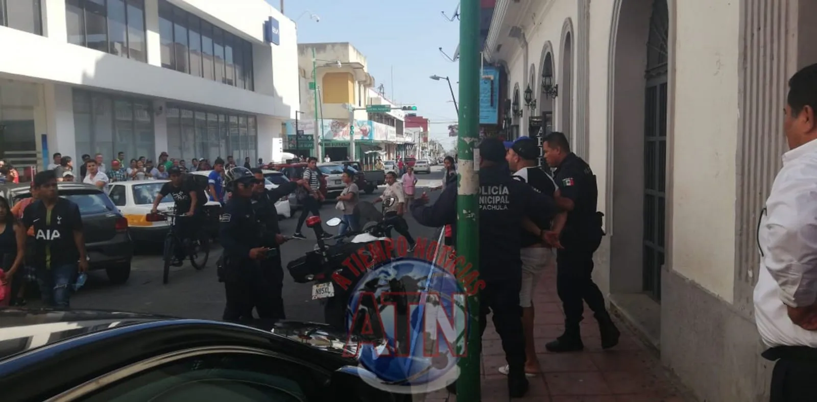 Cubano choca contra carros y un poste en el centro de Tapachula