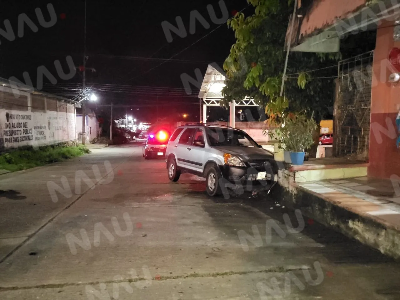 Camioneta termina arriba de un a baqueta en Tuzantán