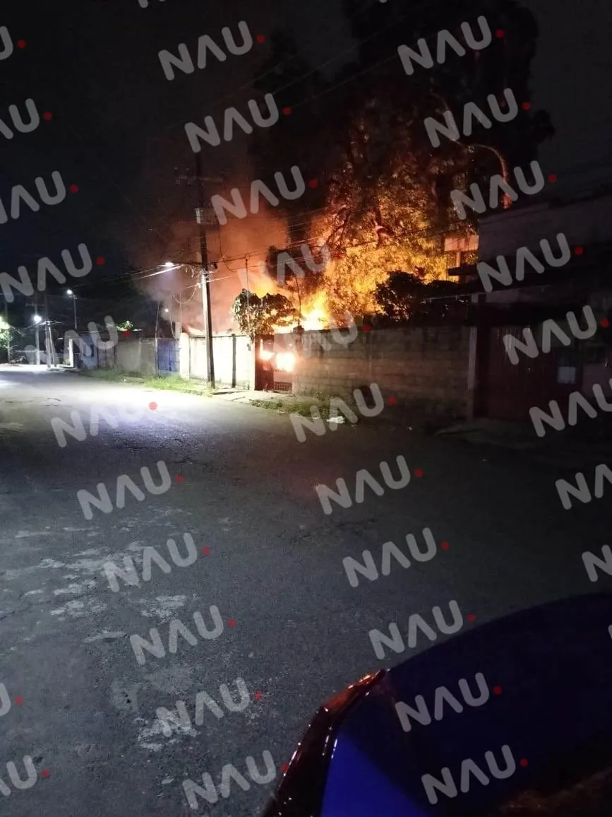 “Vídeo” Reconocen a policías por apagar incendio de una carpintería
