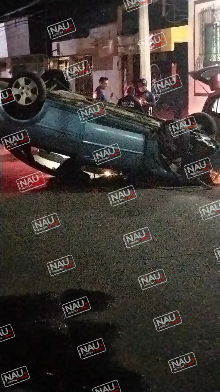 Vehículo vuelca al chocar con dos autos estacionados.