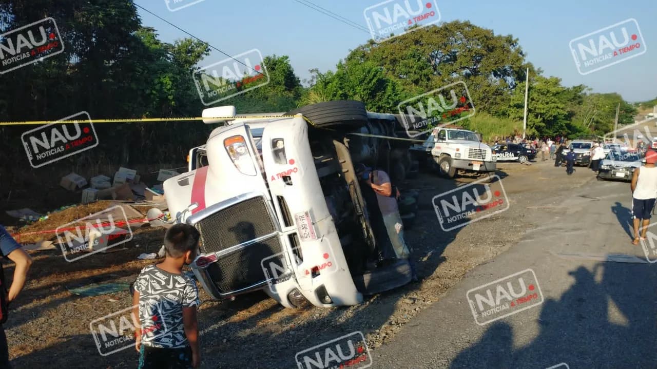 Vuelca tráiler en la curva del diablo en Tuzantán.