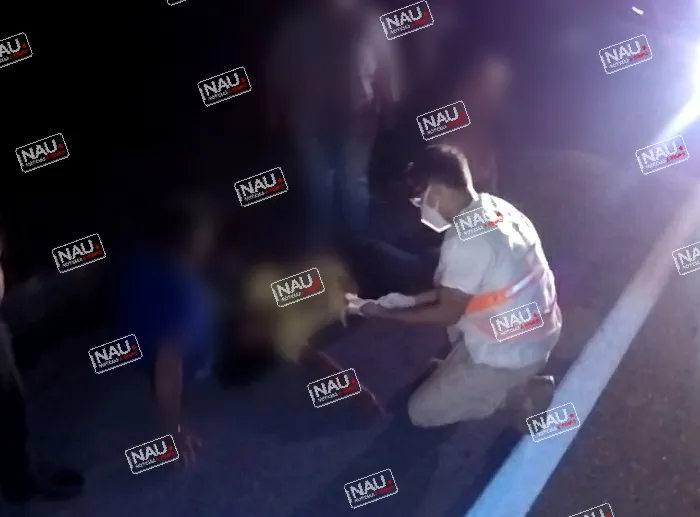Atiende PC a dos personas que se accidentaron en motocicleta.
