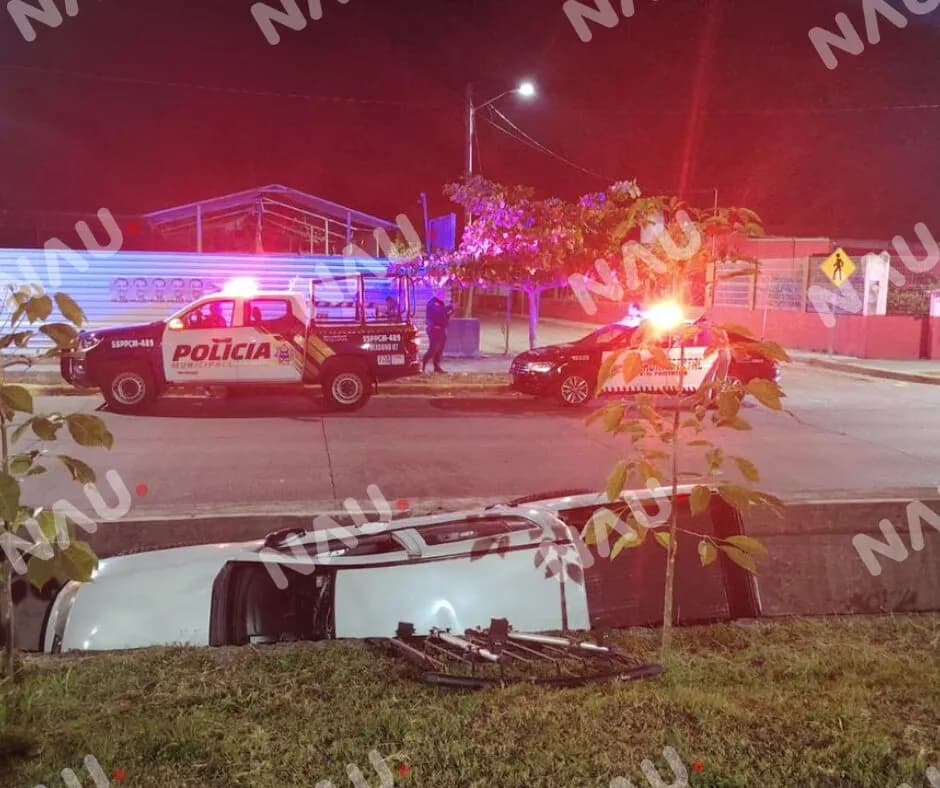 Camioneta cae a dren pluvial en Tapachula; no se reportan lesionados