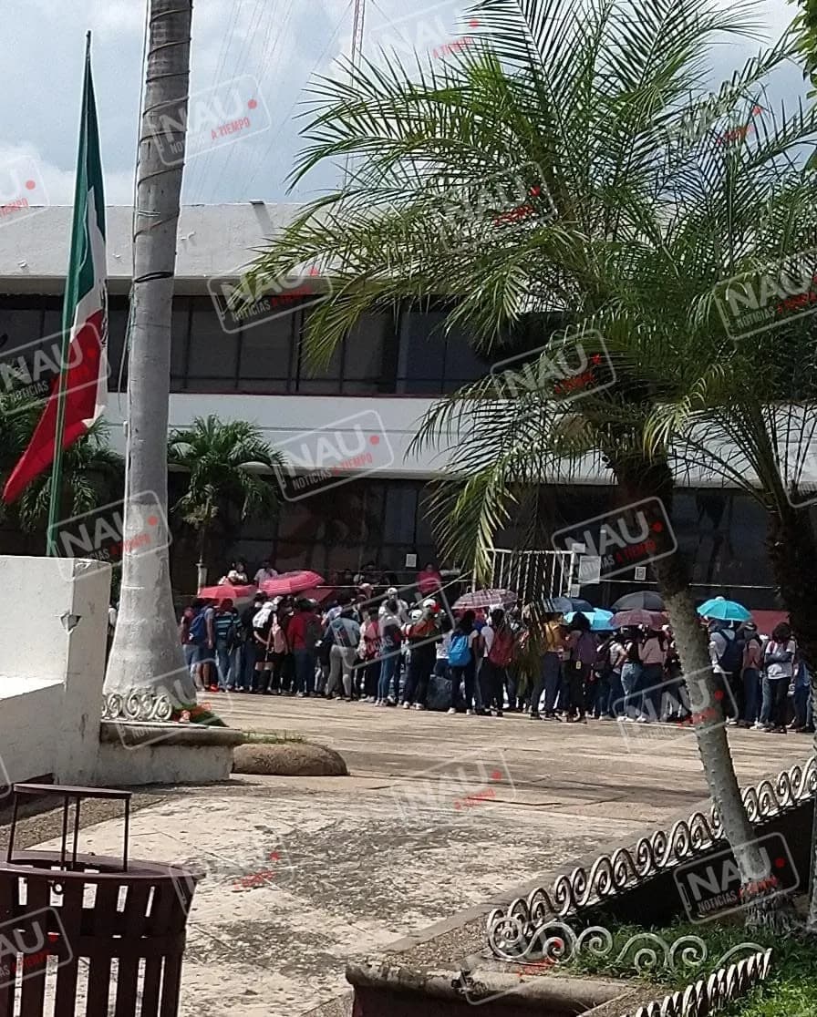 Estudiantes cierran carretera por más de 5 horas