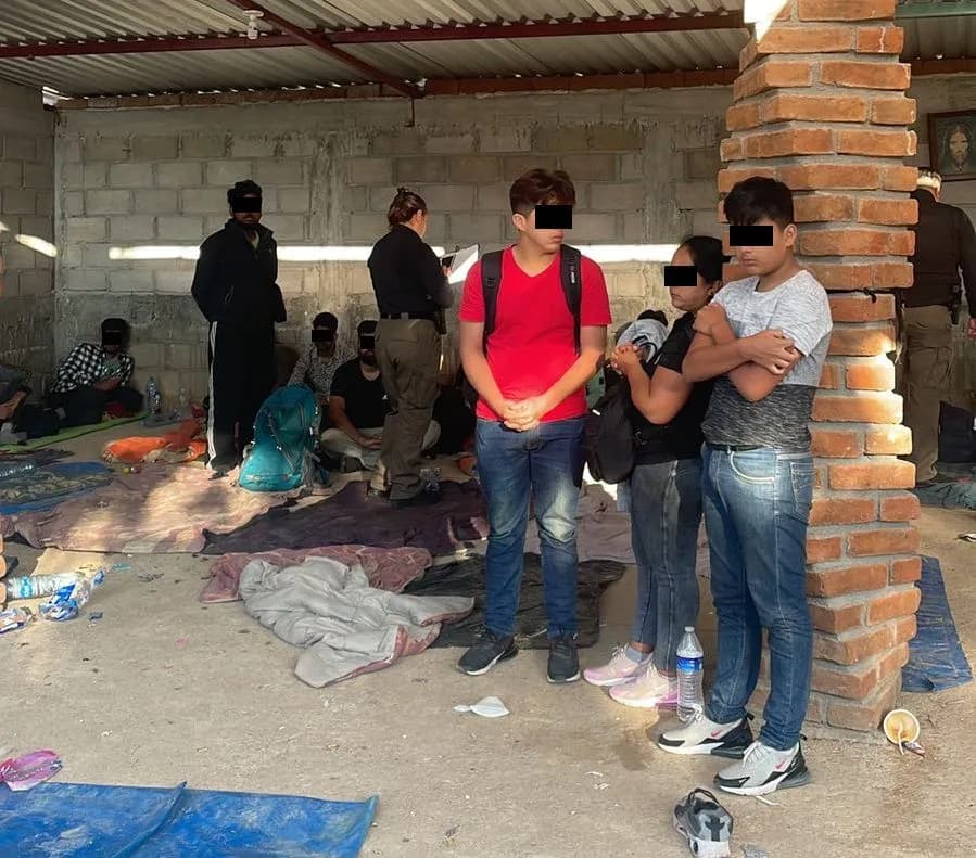 EN CATEO FGR ASEGURA A TRES PERSONAS Y RESCATA A 29 INDOCUMENTADOS EN CHIAPAS