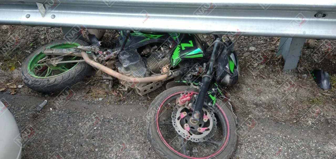 Dos motociclistas lesionados al ser impactado por un vehículo en la carretera costera