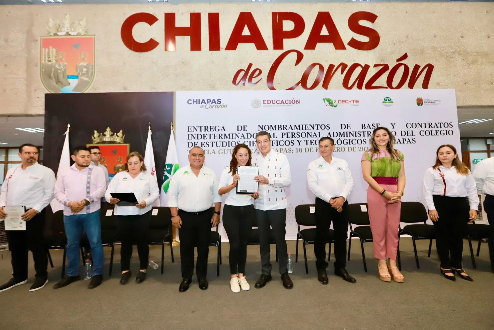 Rutilio Escandón entrega nombramientos de base y contratos indeterminados a personal del Cecyte Chiapas