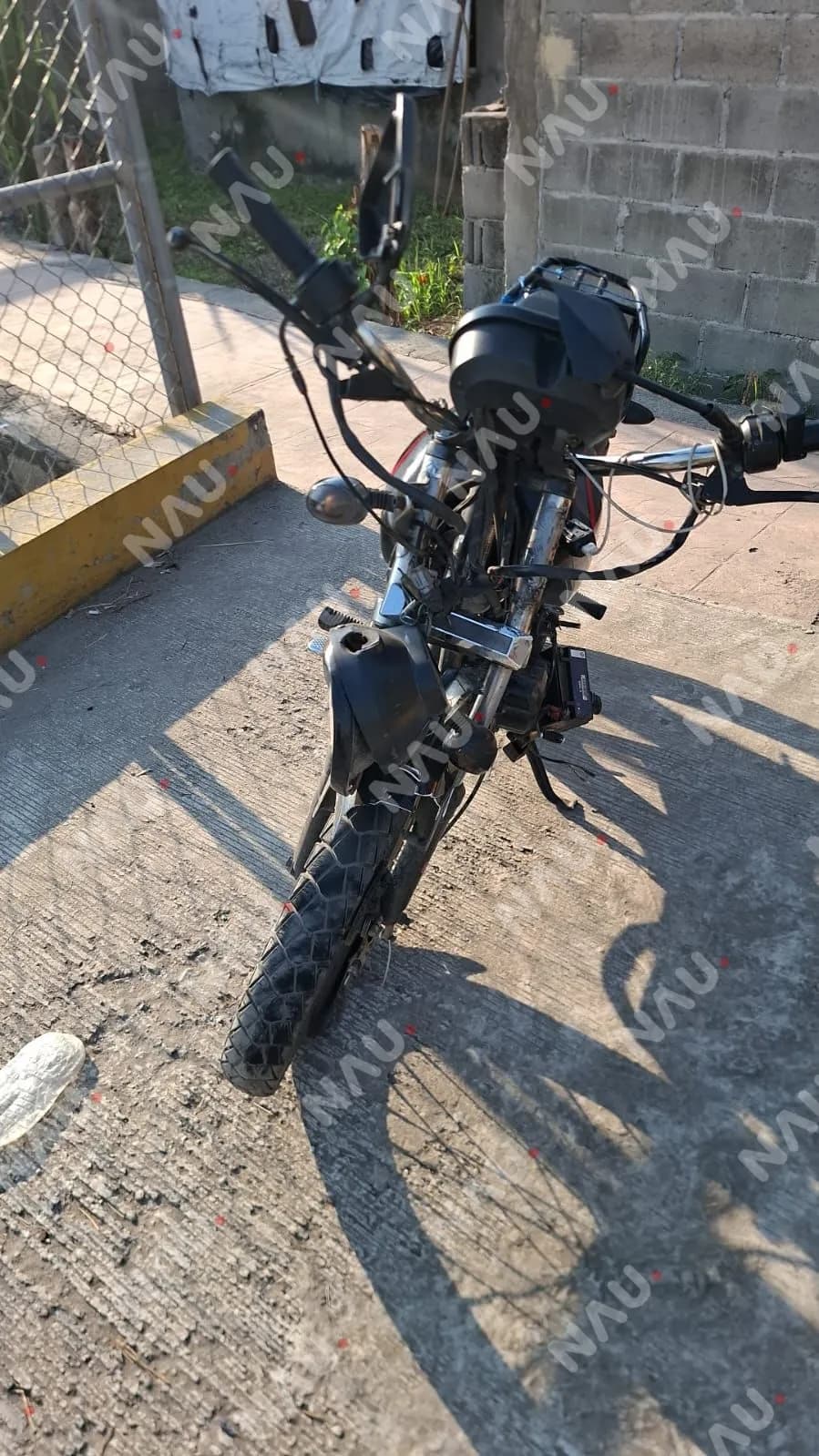 Motociclistas chocan por alcance contra combi en el camino a La Pita
