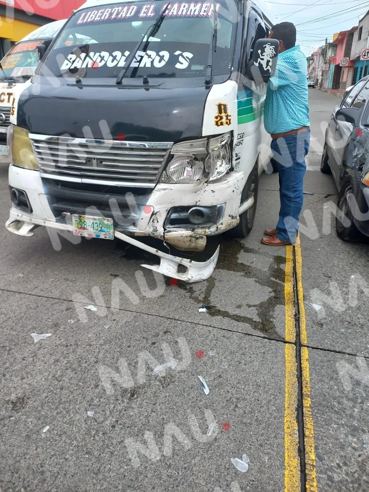 Combi de pasaje choca contra un vehículo que le hizo corte de circulación.