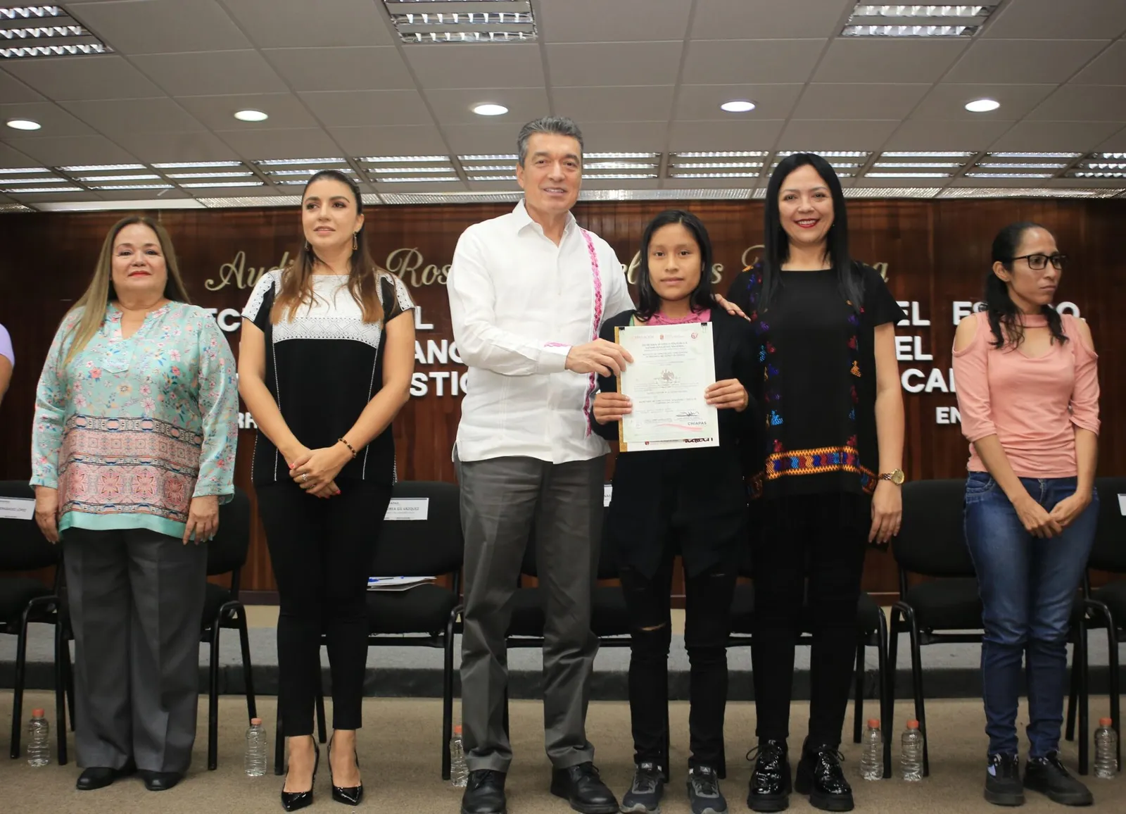 Entrega Rutilio Escandón constancias de capacitación del curso “Cultivo y Gestión de la Calidad del Café”