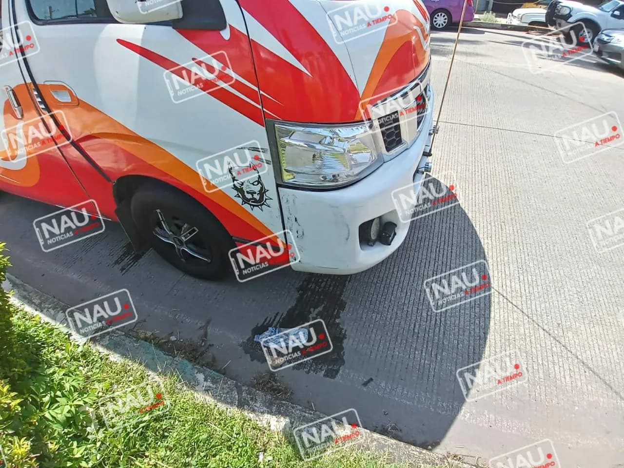 Colectiva y automóvil colisionan.