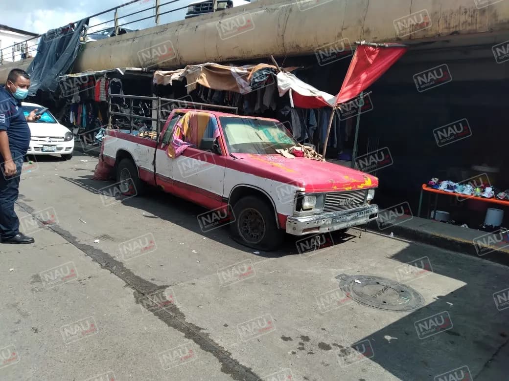 Retiran vehículo abandonado del mercado San Juan