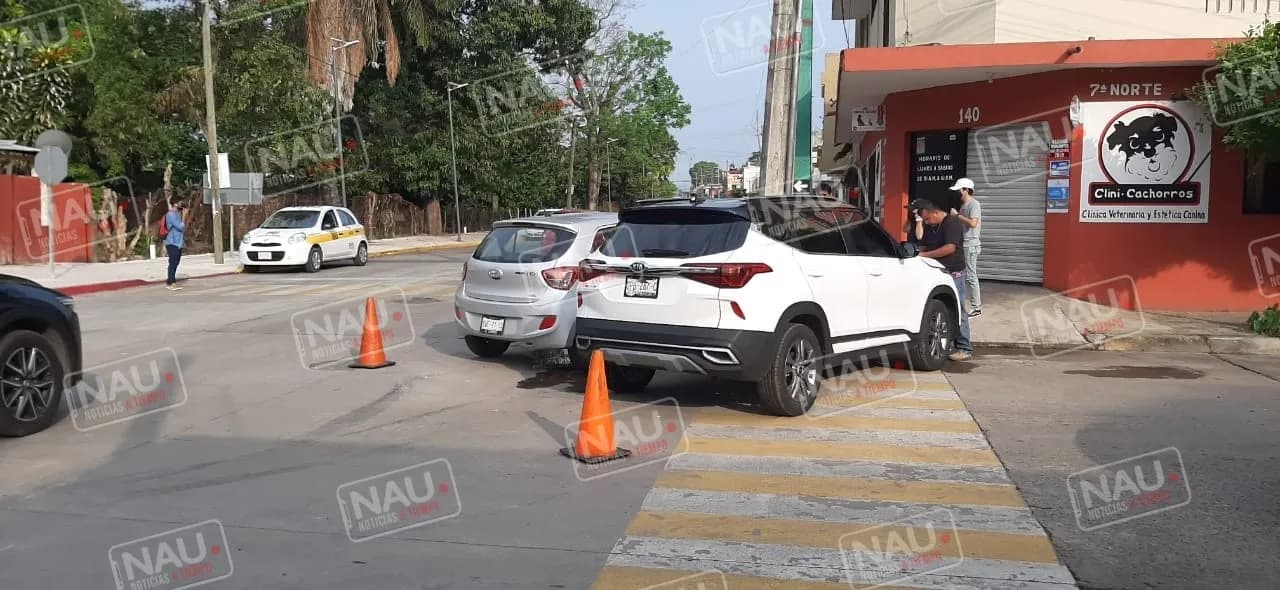 Chocan dos vehículo en el semáforo