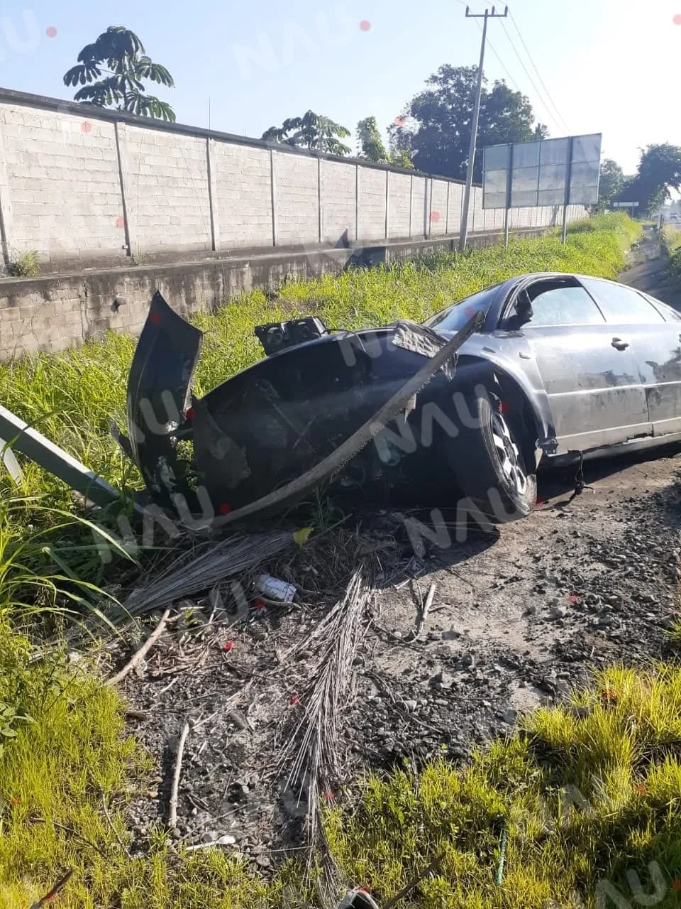 Un vehículo fue abandonado luego de accidentarse sobre la carretera Tapachula Puerto Madero