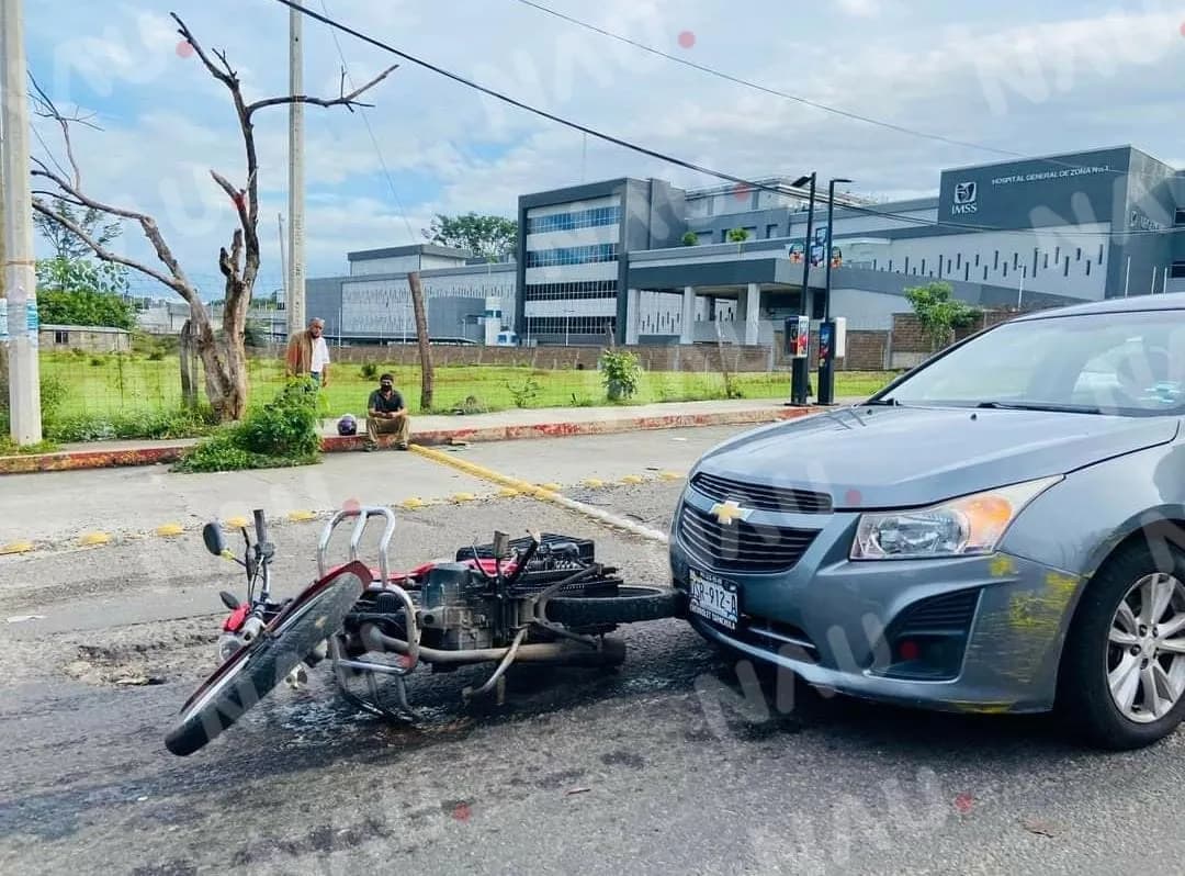 Automóvil embiste a motociclista