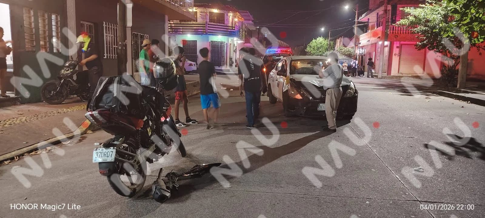 Accidente entre taxi y motocicleta deja un lesionado y daños materiales en Tapachula