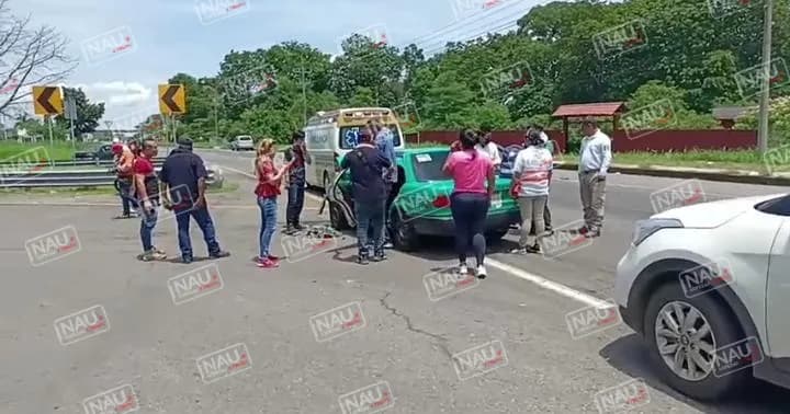 Dos personas lesionadas deja accidente de Taxi y camioneta