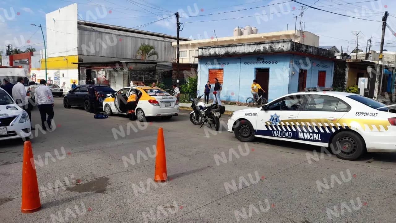 Atiende SAE a una joven lesionada en choque de taxi y particular