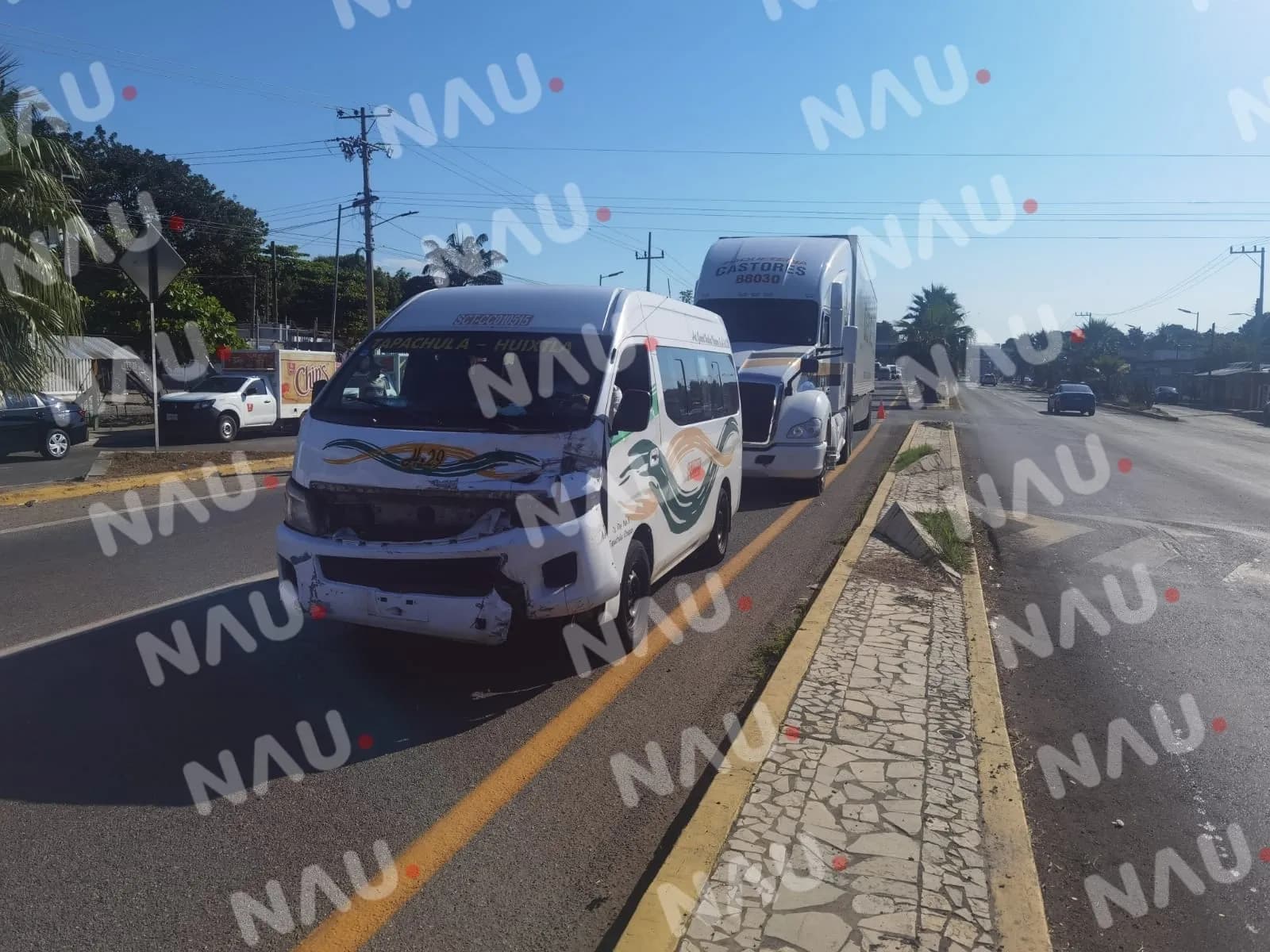 Tráiler le da un golpe por alcance a unidad de pasaje en la carretera costera