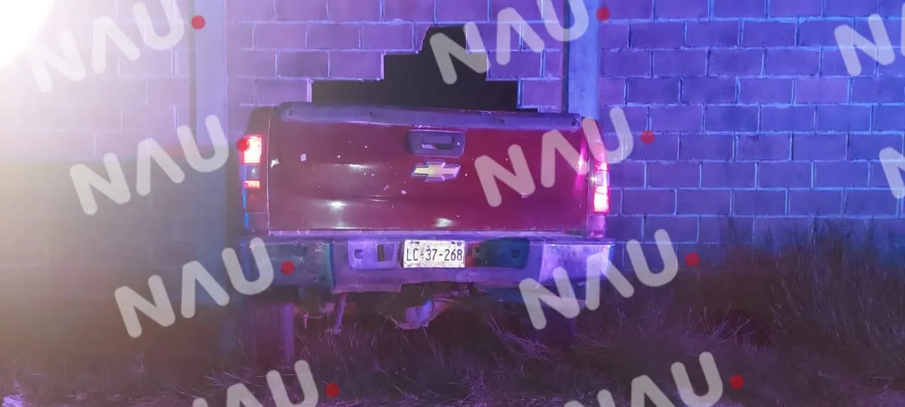 Abandonan camioneta que ocasionó daños en una barda