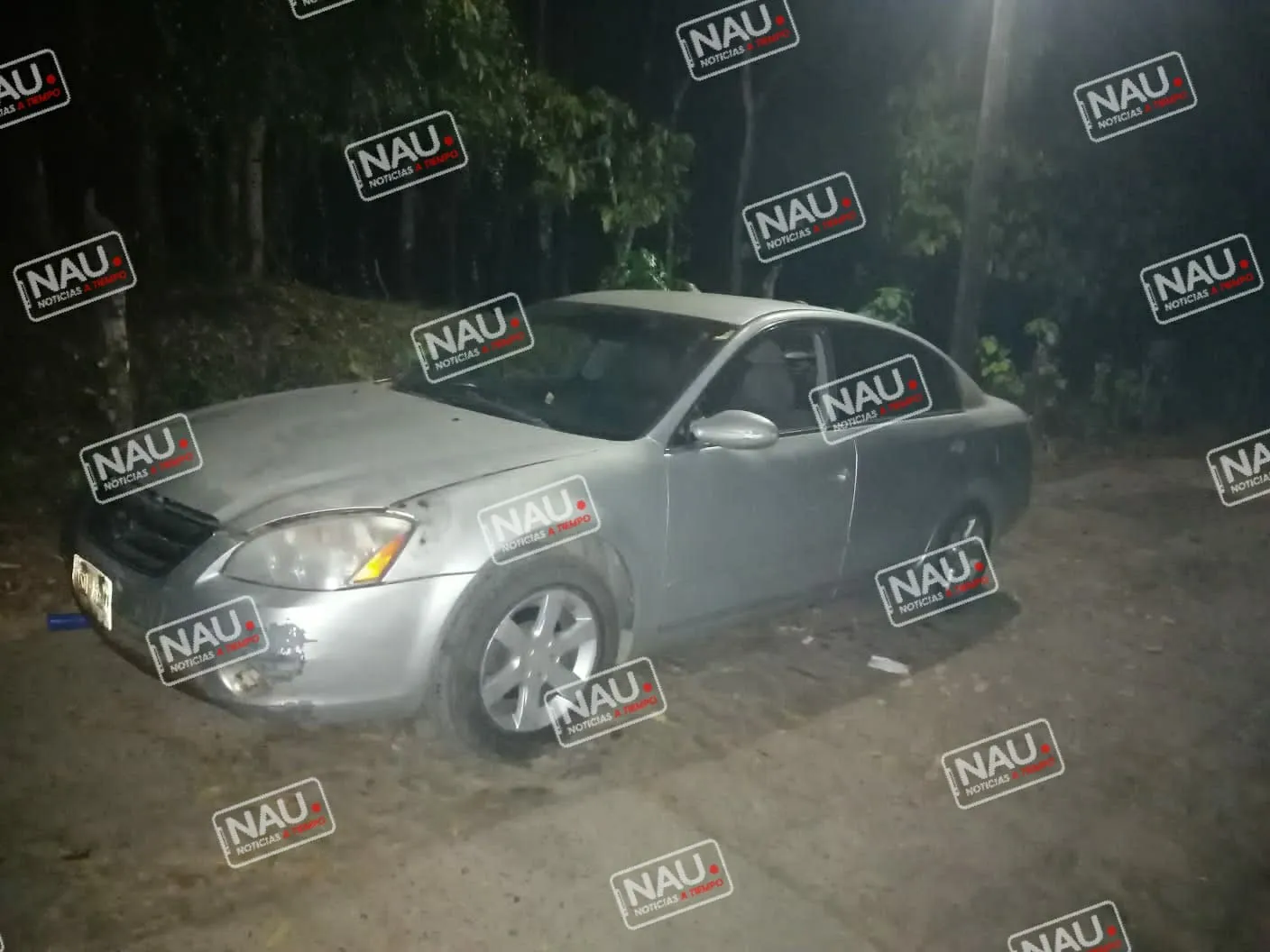Abandonan vehículo en Tuxtla Chico.