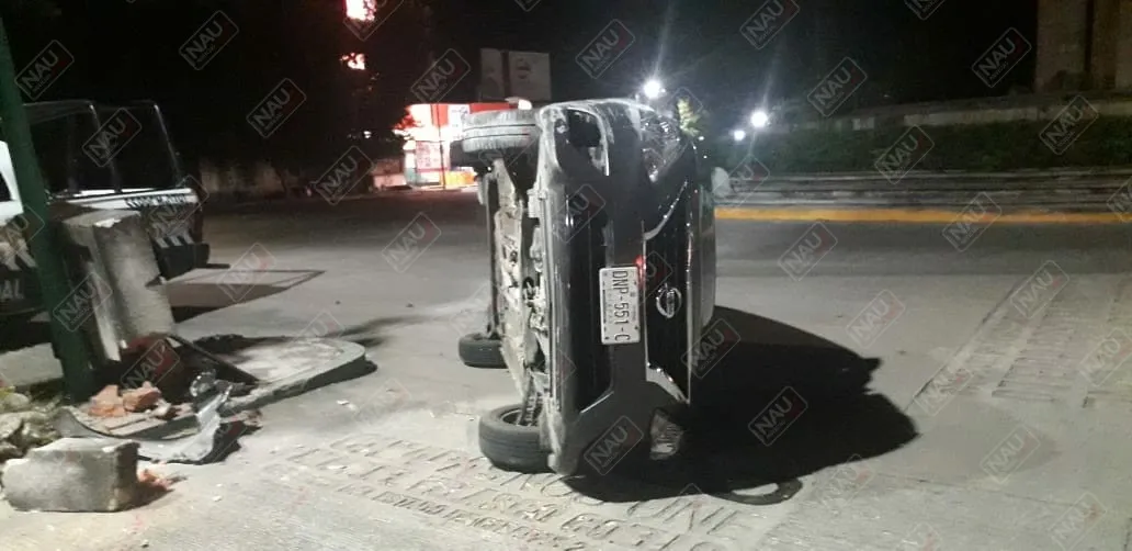 Lujoso automóvil termina volcado