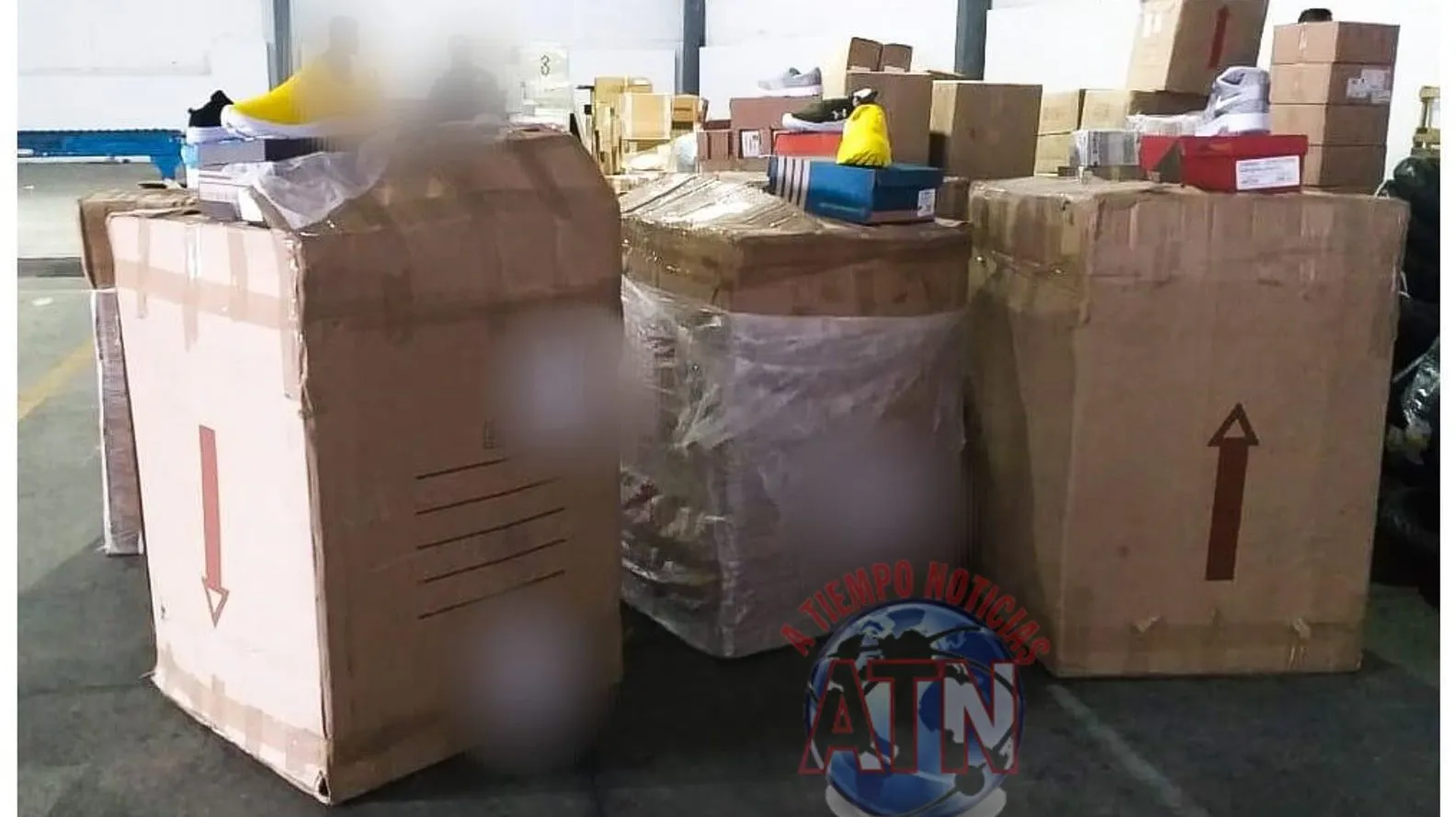 Aseguran 132 pares de tenis clonados en paquetería