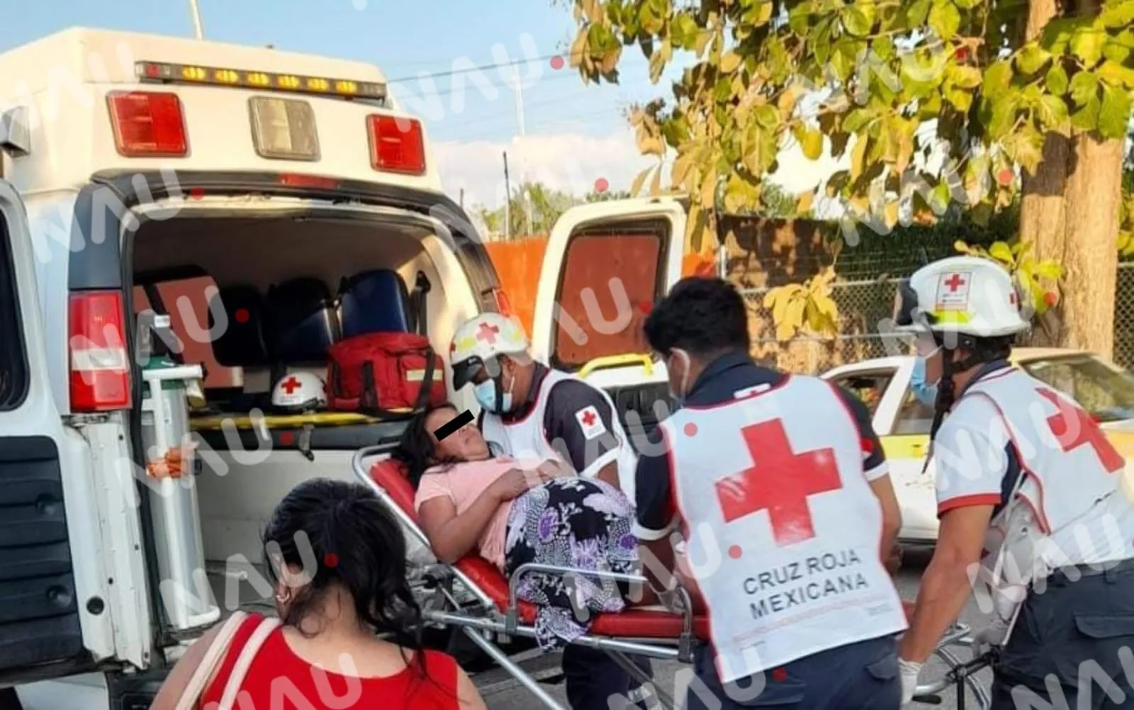 Atiende paramédicos de la Cruz roja a mujer con labor de parto
