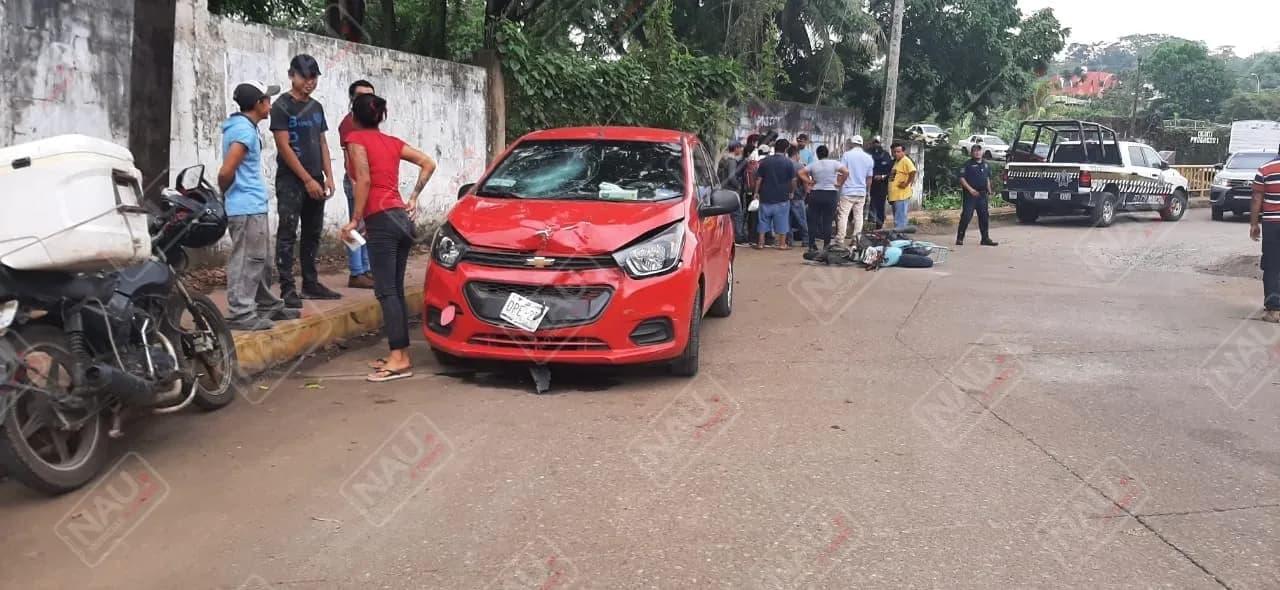 Dos lesionados leves al chocar motocicleta vs automóvil