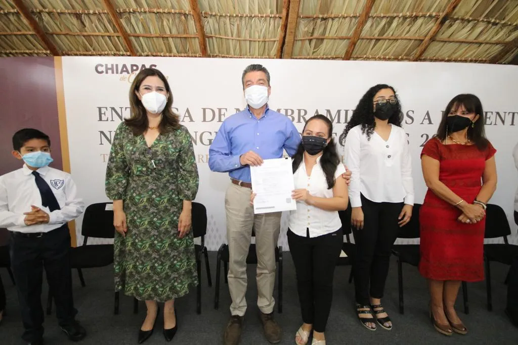 Entrega Rutilio Escandón nombramientos a docentes de nuevo ingreso y directivos 2021
