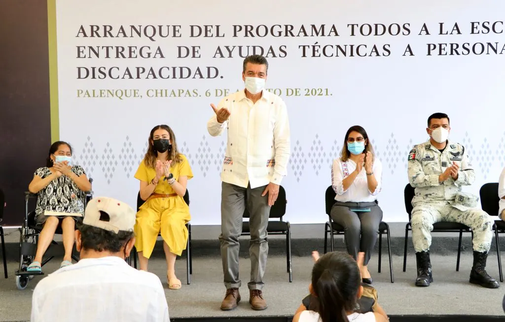 En Palenque, Rutilio Escandón encabeza entrega de ayudas técnicas y paquetes escolares