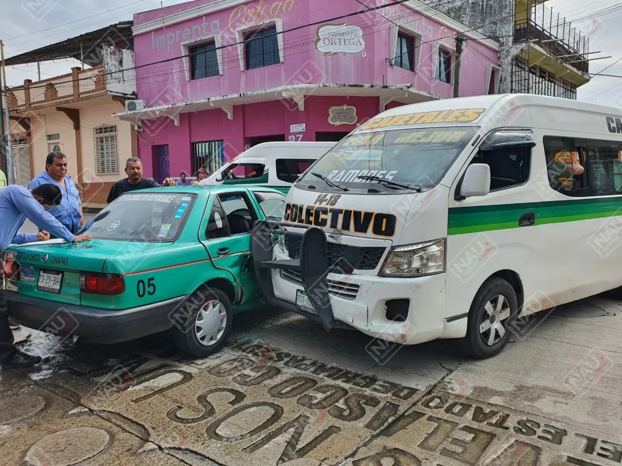 Choca combi de pasaje contra taxi