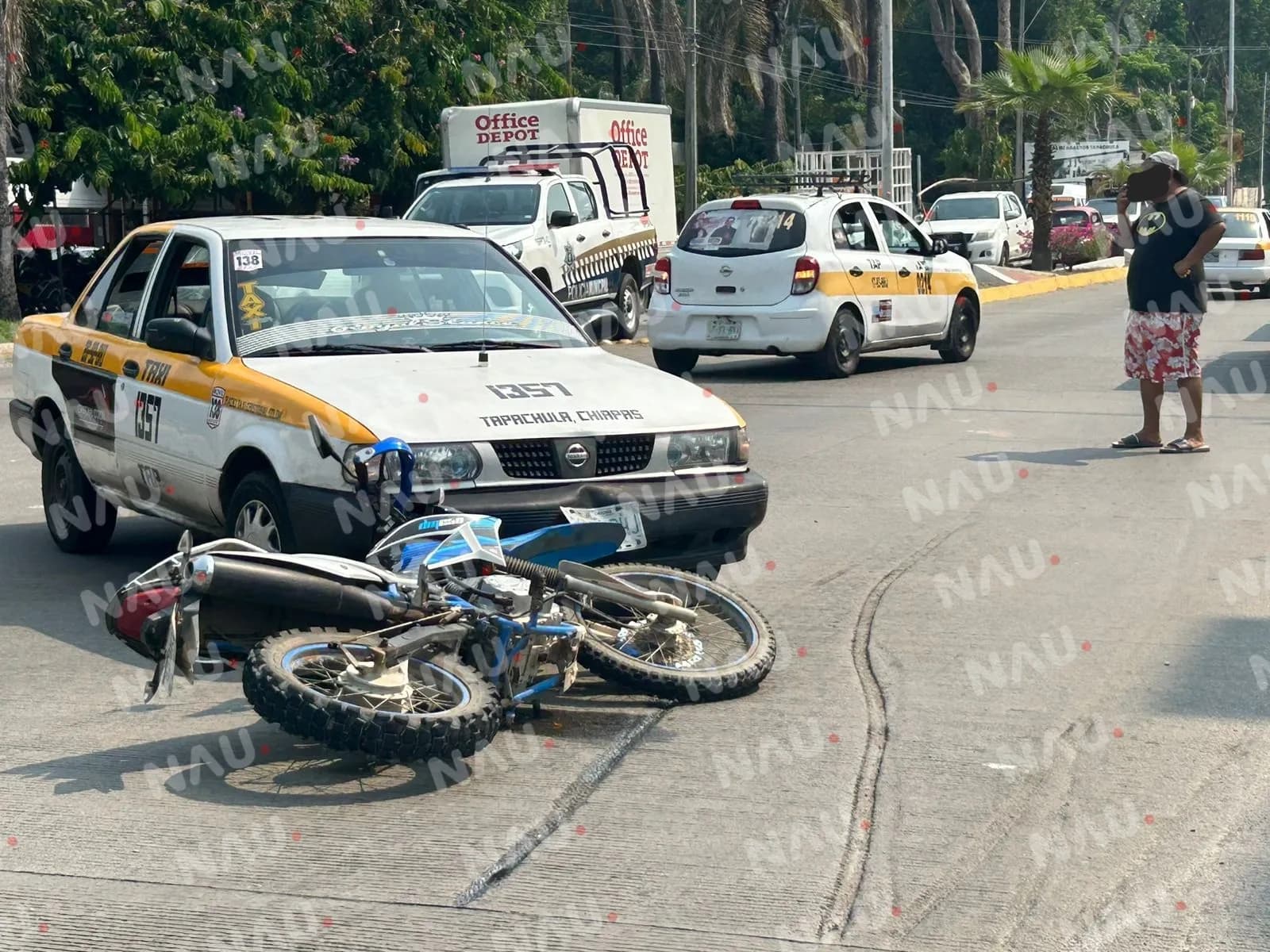 Taxi colisiona contra motociclista en Tapachula