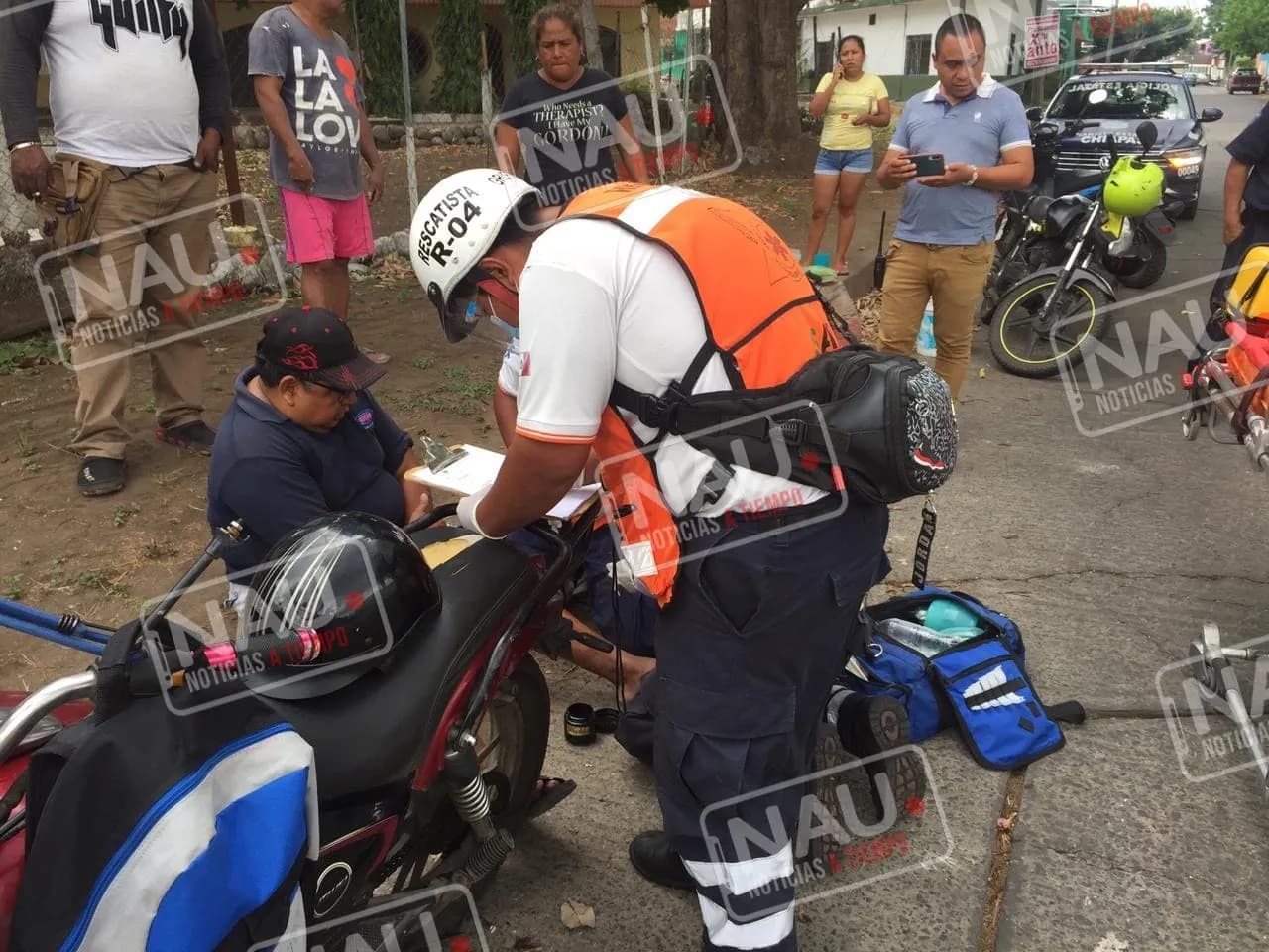 Motociclista lesionado al chocar contra un rollo de malla de construcción