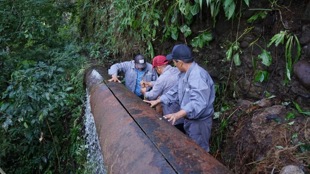 COAPATAP ATIENDE FUGA DE AGUA EN EL PUENTE DE MALPASO