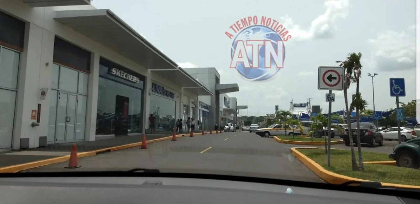 Se roban vehículo en Plaza Galerías