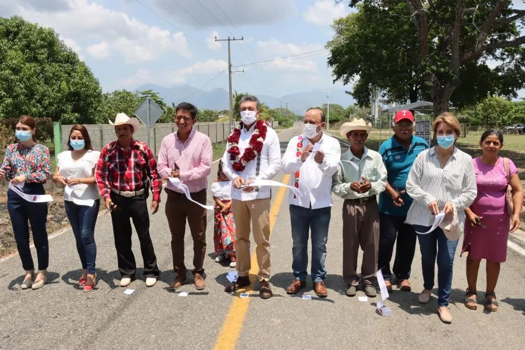 Beneficia Rutilio Escandón a habitantes de Pijijiapan con la construcción del camino San Isidro-San José