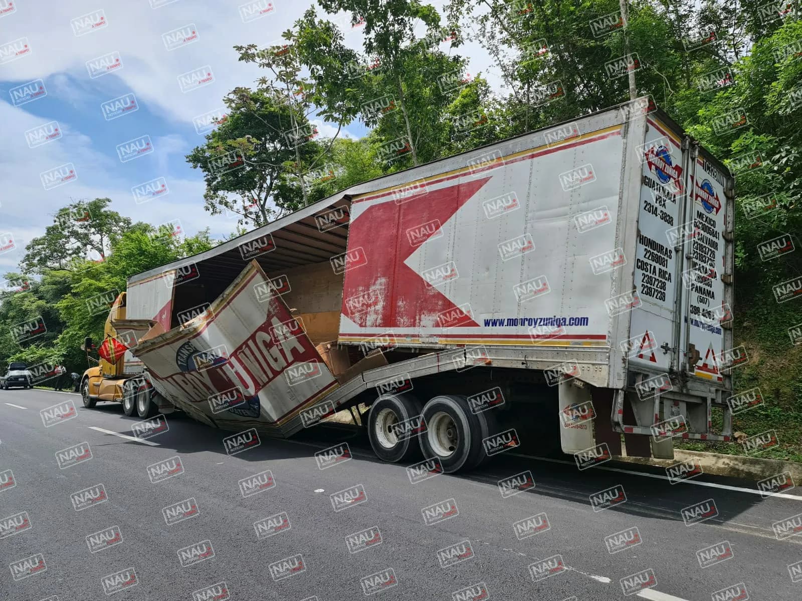 Se parte en dos caja seca de un Tráiler en la carretera Mapastepec – Pijijiapan.