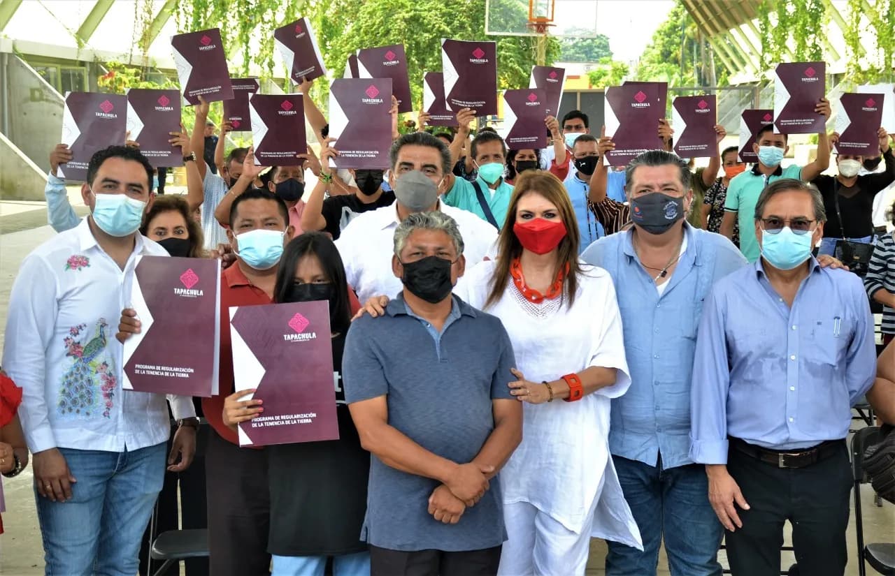 CON ENTREGA DE ESCRITURAS PÚBLICAS DAN CERTEZA JURÍDICA A FAMILIAS DE TAPACHULA