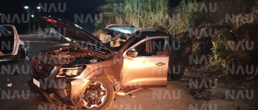 Dos camionetas quedan en pérdida total tras fuerte accidente frente a Framboyanes