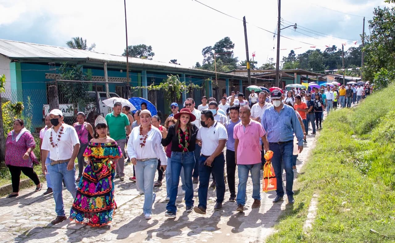 ROSY URBINA DA BANDERAZO DE INICIO DE OBRA EN EJIDO CONGREGACIÓN ZARAGOZA