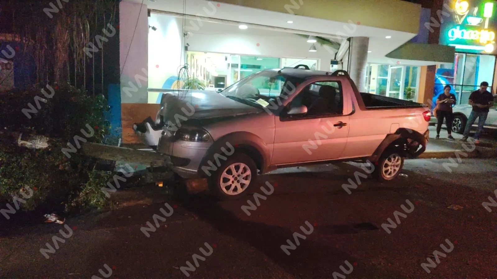Choque y fuga provoca caída de cables y deja un motorizado lesionado en Tapachula