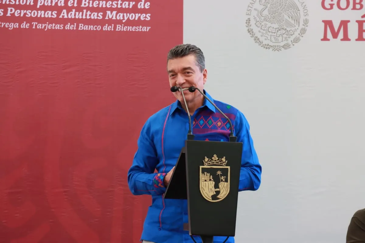 En Tapachula, Rutilio Escandón entrega tarjetas de nueva incorporación a pensiones para personas adultas mayores